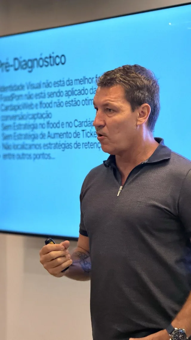 Especialista da Avizz apresentando o pré-diagnóstico de um restaurante numa tela.