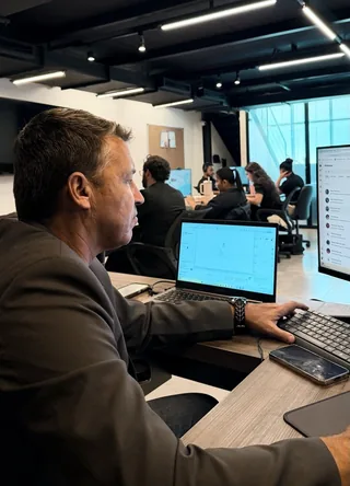 Especialista da Avizz acompanhando as contas de um cliente pelo computador.